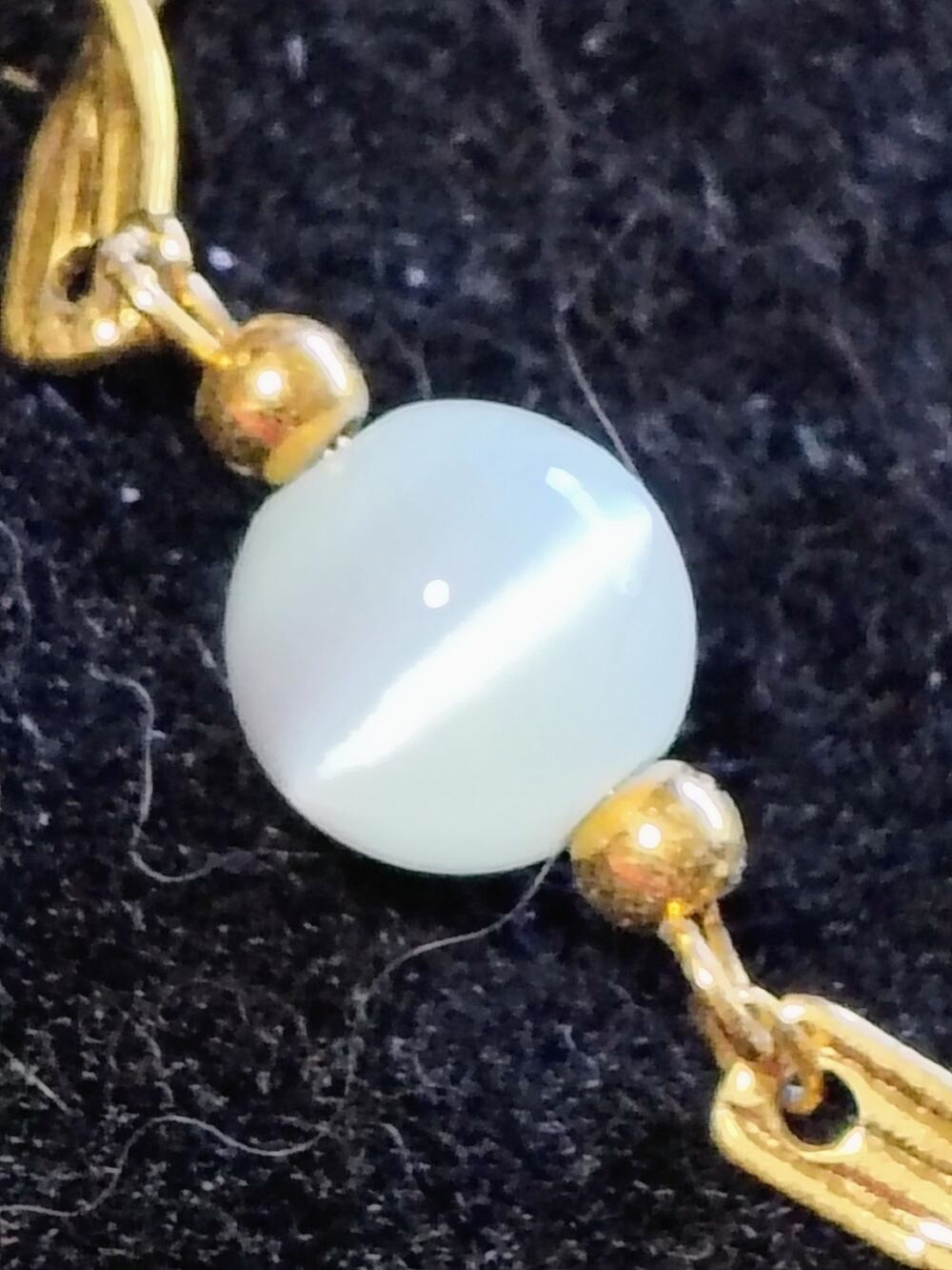 Vtg White Cat's Eye Glass Gold Tone Link Bracelet 7.5"